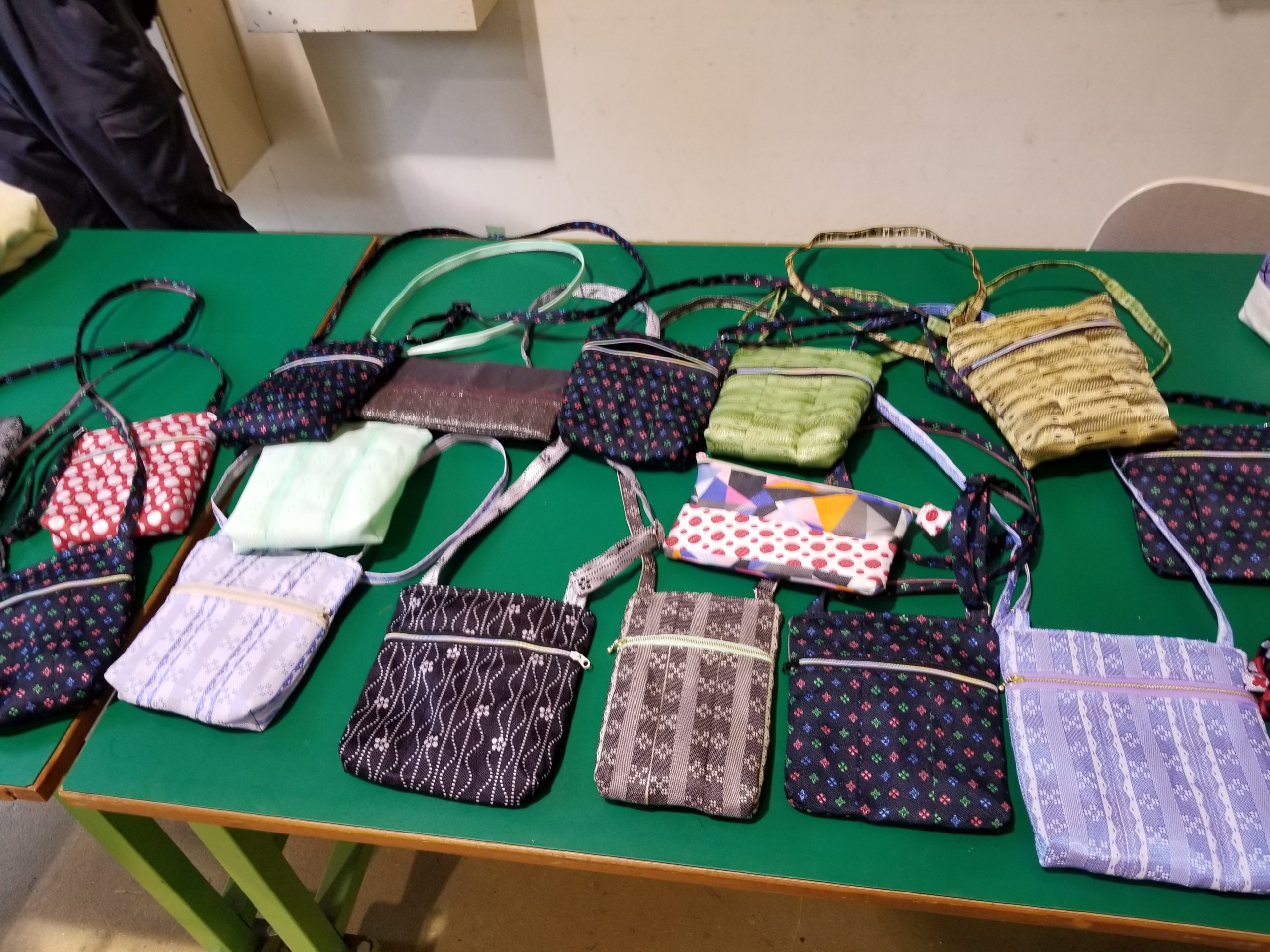 畳の縁で作ったポーチ